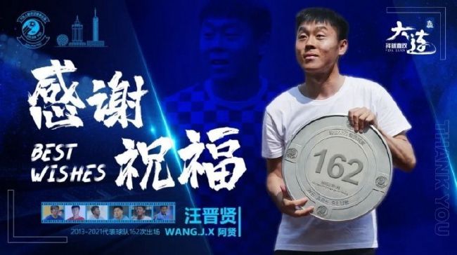 在最新曝光的角色卡中，阿丽塔换上了狂战士身体、手持大马士革刀坚毅的看向远方